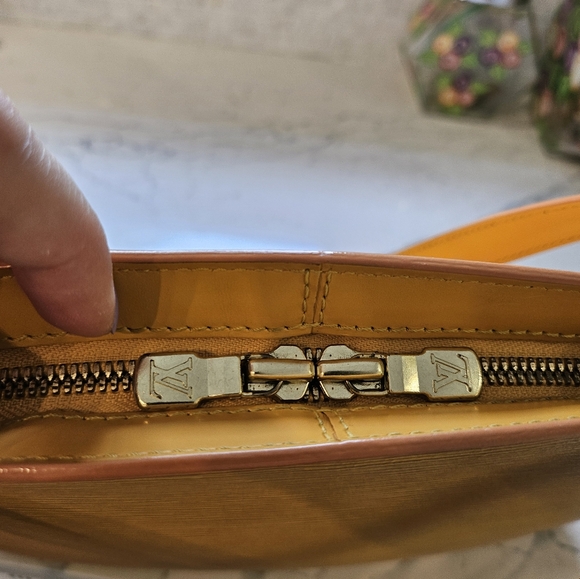 Authentic Vintage Louis Vuitton Epi Lussac - Picture 6 of 15